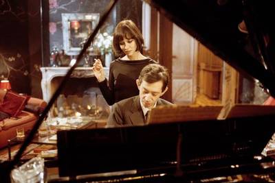 otra escena de la película con el protagonista al piano