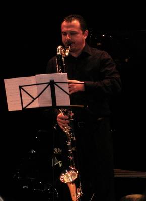 Santi Abad tocando el clarinete bajo