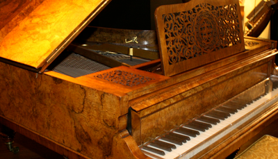 primer plano de un antiguo piano