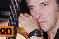 imágen promocional de Tomás García con su guitaraa
