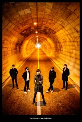 imágen de los 5 miembros del grupo en un tunel