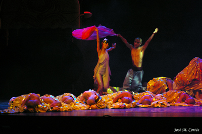 preciosa escena del jóven Chun yi con una jóven bailarina