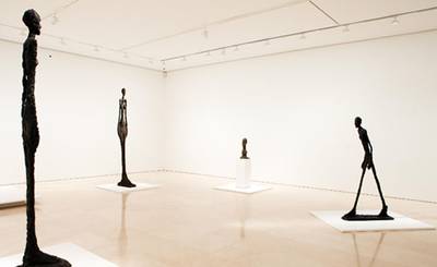 figuras aisladas, ubicadas a lo largo y ancho de  la sala de exposiciones