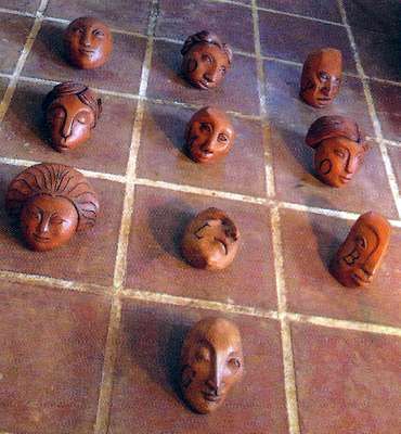Cabecedario foto con todas las esculturasde cabezas colocadas en el suelo