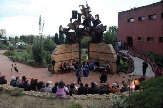 foto de la escultura Gallos en el Parque d la Paloma en benalmádena en tamaño grande