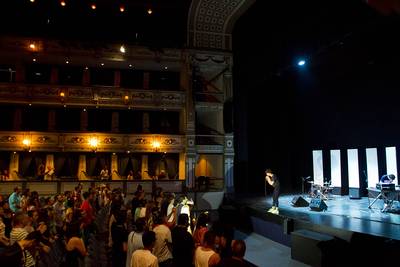 imagen del teatro cervantes con el publico en pie coreando al unisono con najwa