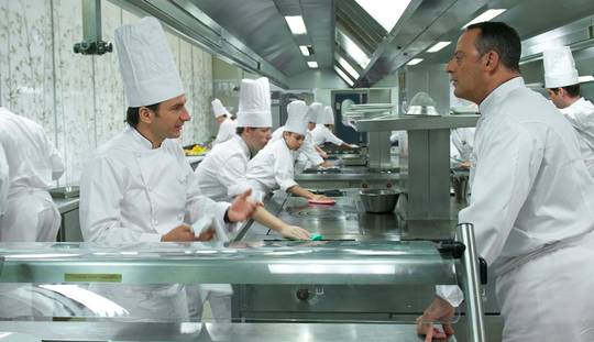 Jean Reno y Michaël Youn en una escena en la cocina