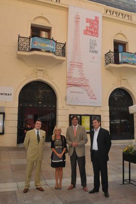 foto de las personas que presentaron el festival en la puerta del cine albéniz