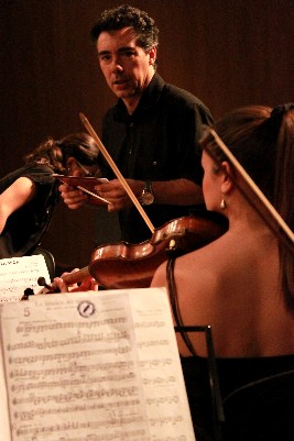 Javier Claudio dirigiendo a Promúsica