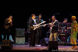 Cambayá Blues reunión en una foto con lito tocando la guitarra en el centro