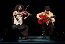 imágen del concierto de ara malikian acompañado de guitarrista flamenco en el teatro cervantes