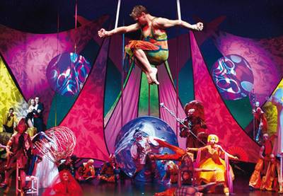 una escena espectacular de uno de los numeros del Cirque Style