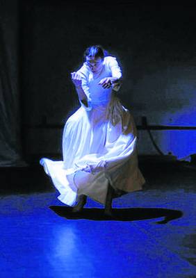 primera escena de la obra. Bailarin con un vestido blanco