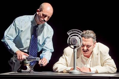 Antonio Campos Bernal y Antonio Dechent en una escena en la radio