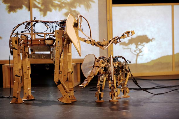 dos elefantes robots títeres