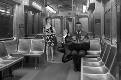 otra escena dentro del tren, en blanco y negro