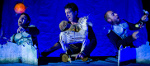 imagen con tres manipuladores de titeres durante la representacion de Ulisses de la COMPAÑÍA BAMBALINA TEATRO