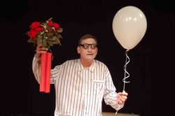 el actor principal con un globo y un ramo de flores en pijama