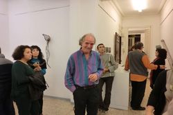 imagen del artista paco aguilar en la inauguración de la exposición