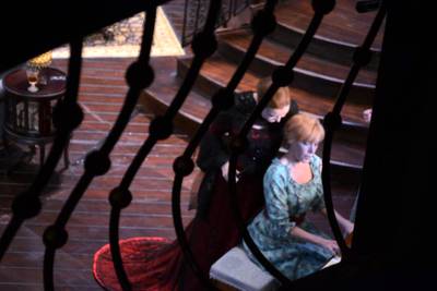 Curiosa foto, hecha a través de las rejas de la escalera de la escenografía con Nuria Espert observando como toca el piano una segunda actriz