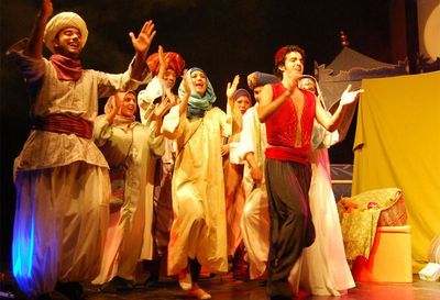 otra escena de Aladino y la lampara maravillosa de Siete colores producciones en el Teatro Cervantes