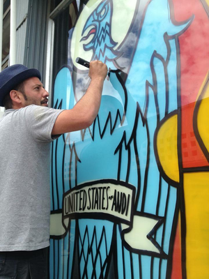 Andi Rivas realizando un grafiti en calle Alemania