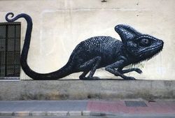Grafiti de camaleón en calle Casas de Campos