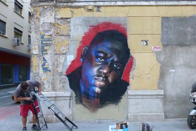 Grafiti en Calle Pinzón de l artista urbano Hidetwo