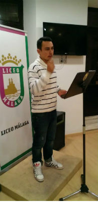 Jorge Villalobos leyendo en el Liceo de Málaga