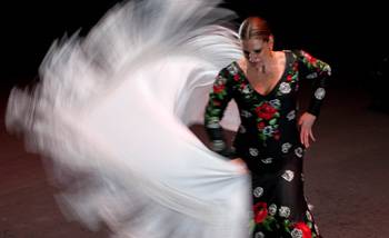 3ª Bienal de flamenco de málaga. Bailando con el mantón y la bata de cola.