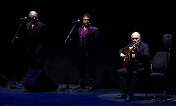 Manolo Sevilla y Juan Reina cantando y Rafael Rodríguez a la guitarra