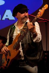 Sociedad Blues de Málaga, foto de Javier Martín tocando en la presentación en la cochera cabaret