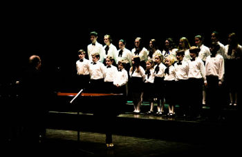 Coro Español que abrió el concierto.Teatro Cervantes